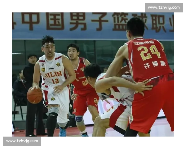 在激烈对抗中奋勇拼搏 突破极限展现体育精神的艰苦比赛